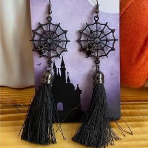 NWT Spiderweb earrings w/a sparkly spider & tassels that hang - gothic, emo 🖤
